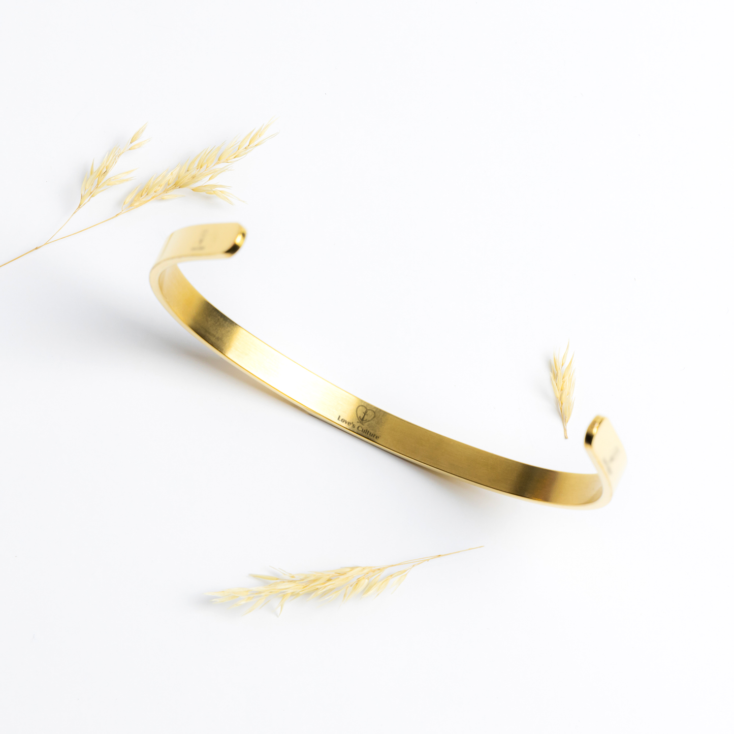 Loves_Culture_Gold_Lifestyle_01_Mockup.png