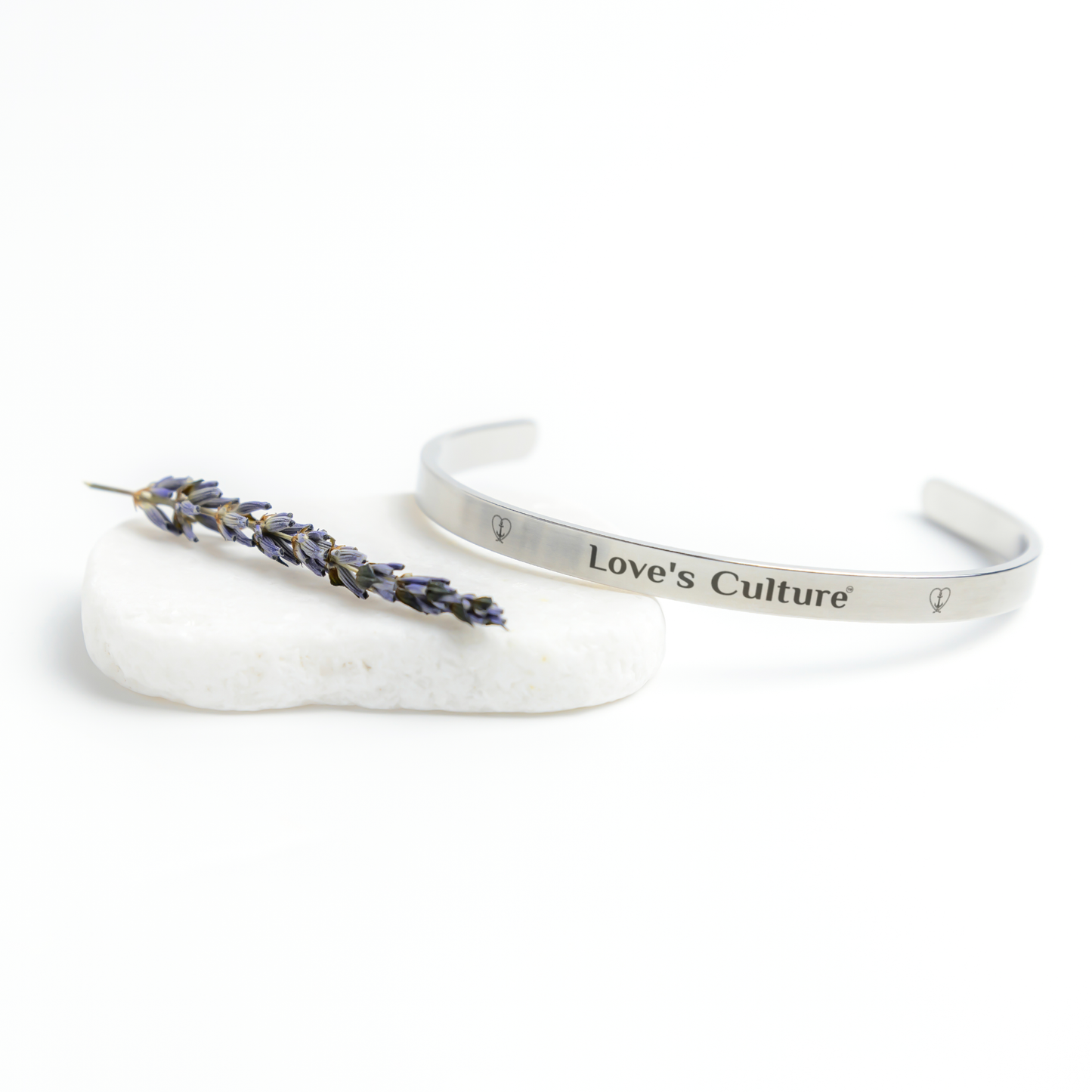 Loves_Culture_Silver_Lifestyle_03_Mockup.png