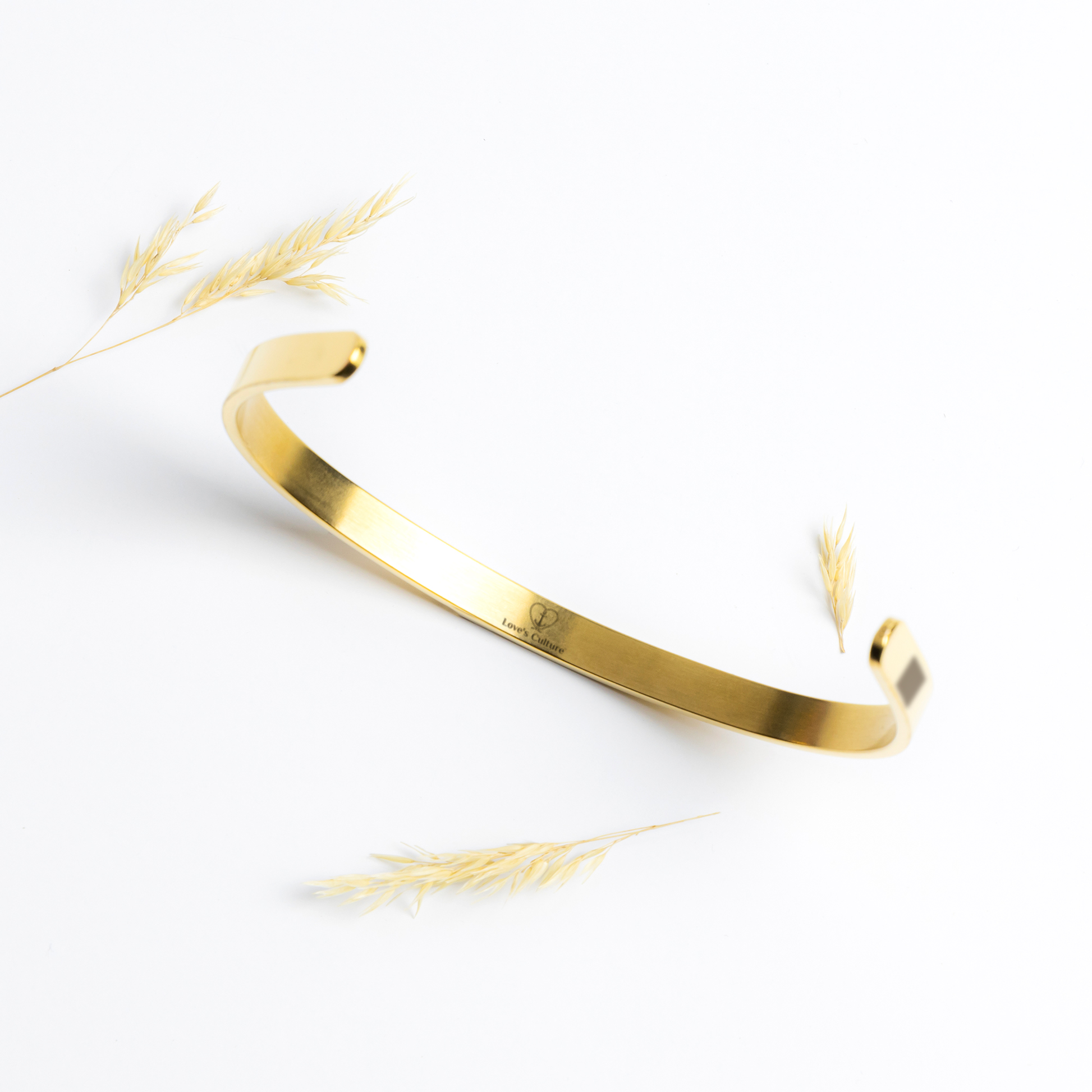 Loves_Culture_Gold_Lifestyle_01_Mockup.png